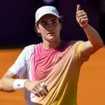 João Fonseca vence com parciais de 3/6, 6/4 e 7/5