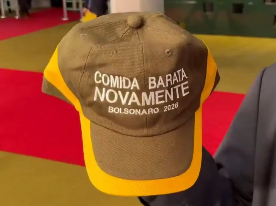 Deputados da oposição usaram bonés com a seguinte inscrição: ‘Comida barata novamente’, em provocação ao presidente Lula | Foto: Reprodução/Twitter/X
