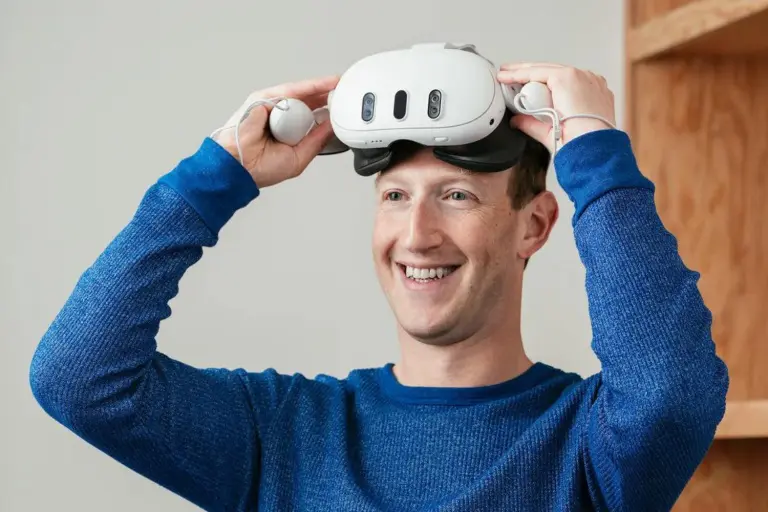 Mark Zuckerberg testa óculos de realidade virtual da Meta