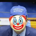 Em um dos memes, o senador Randolfe Rodrigues (PT-AP), que também usou o boné, aparece com o emoji de um palhaço no rosto | Foto: Reprodução/Redes sociais