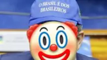 Em um dos memes, o senador Randolfe Rodrigues (PT-AP), que também usou o boné, aparece com o emoji de um palhaço no rosto | Foto: Reprodução/Redes sociais