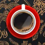 Nas redes sociais, circula um meme que mostra moradores de Minas Gerais buscando outras alternativas para conseguir tomar um pouco de café | Foto: Rorozoa/Freepik