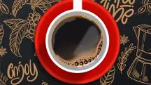 Nas redes sociais, circula um meme que mostra moradores de Minas Gerais buscando outras alternativas para conseguir tomar um pouco de café | Foto: Rorozoa/Freepik