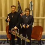 Momento em que Milei entrega a motosserra a Musk