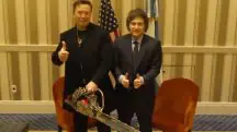 Momento em que Milei entrega a motosserra a Musk