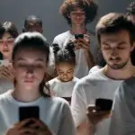 O uso crescente e permanente dos dispositivos eletrônicos gera um novo medo na sociedade: o da perda da conexão, a nomofobia | Foto: Reprodução/Redes sociais