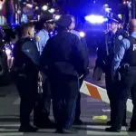 Enquanto a cidade de Nova Orleans, nos Estados Unidos, se prepara para o evento, cartazes de boas-vindas cobrem janelas quebradas em um arranha-céu degradado e terrenos vazios no centro | Foto: Reprodução/Redes sociais