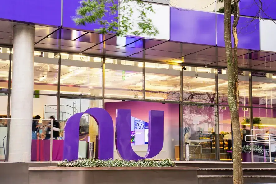 Uma das maiores instituições de pagamento do Brasil, Nubank pode ser obrigada a alterar a marca em razão de conflito de entendimento junto aos consumidores | Foto: Nubank/Divulgação