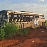 O que restou ônibus depois de ser atingido por carreta que ficou sem direção: motorista perdeu o controle, diz advogado | Foto: Reprodução/Twitter/X