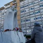 Fiel em oração próximo ao Hospital Gemelli de Roma, na Itália: papa apresenta melhoras | Foto: Reprodução/Twitter/X