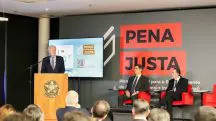 Ricardo Lewandowski, no púlpito, ao lado de Paulo Gonet e Luís Roberto Barroso, sentados | Foto: Jamile Ferraris/Ministério da Justiça e Segurança Pública