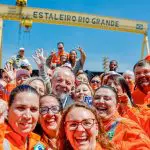 Lula com funcionários da Petrobras durante cerimônia em Rio Grande (RS): tentativa de contar uma nova história sobre os desvios que abalaram a imagem da estatal em nível global | Foto: Reprodução/Twitter/X