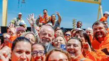 Lula com funcionários da Petrobras durante cerimônia em Rio Grande (RS): tentativa de contar uma nova história sobre os desvios que abalaram a imagem da estatal em nível global | Foto: Reprodução/Twitter/X