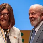A presidente da Petrobras, Magda Chambriard, recebe o crachá do presidente da República, Luiz Inácio Lula da Silva