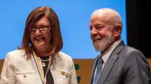 A presidente da Petrobras, Magda Chambriard, recebe o crachá do presidente da República, Luiz Inácio Lula da Silva