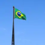 Mastro especial da Praça dos Três Poderes, em Brasília, com a bandeira do Brasil, em alusão à nota sobre a dívida pública do país