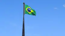 Mastro especial da Praça dos Três Poderes, em Brasília, com a bandeira do Brasil, em alusão à nota sobre a dívida pública do país