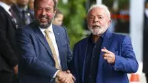 O ministro Alexandre Silveira e o presidente Lula da Silva: pressa por novas obras da Petrobras | Foto: Marcelo Camargo/Agência Brasil