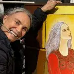 Regina Duarte posa ao lado de um de seus quadros | Foto: Instagram/Reprodução