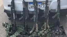 No local, a polícia apreendeu cinco fuzis, uma granada e um carro. A operação ocorreu depois de um confronto entre criminosos rivais deixar dois feridos por balas perdidas, no Rio de Janeiro | Foto: Reprodução/Redes sociais