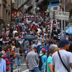 Pessoas andam na rua 25 de março