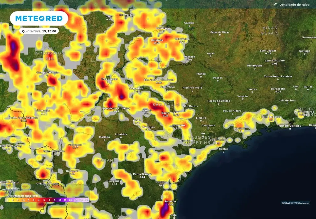 Previsão de densidade de raios na tarde (15h) de quinta-feira (13), de acordo modelo ECMWF, destacando o potencial de tempestades sobre o estado de São Paulo - e também nas regiões Sul e Centro-Oeste.
