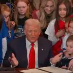 Trump durante a assinatura do decreto: decisão interna com fins de repercussão global no esporte feminino | Foto: Reprodução/Twitter/X