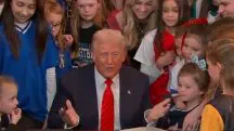 Trump durante a assinatura do decreto: decisão interna com fins de repercussão global no esporte feminino | Foto: Reprodução/Twitter/X