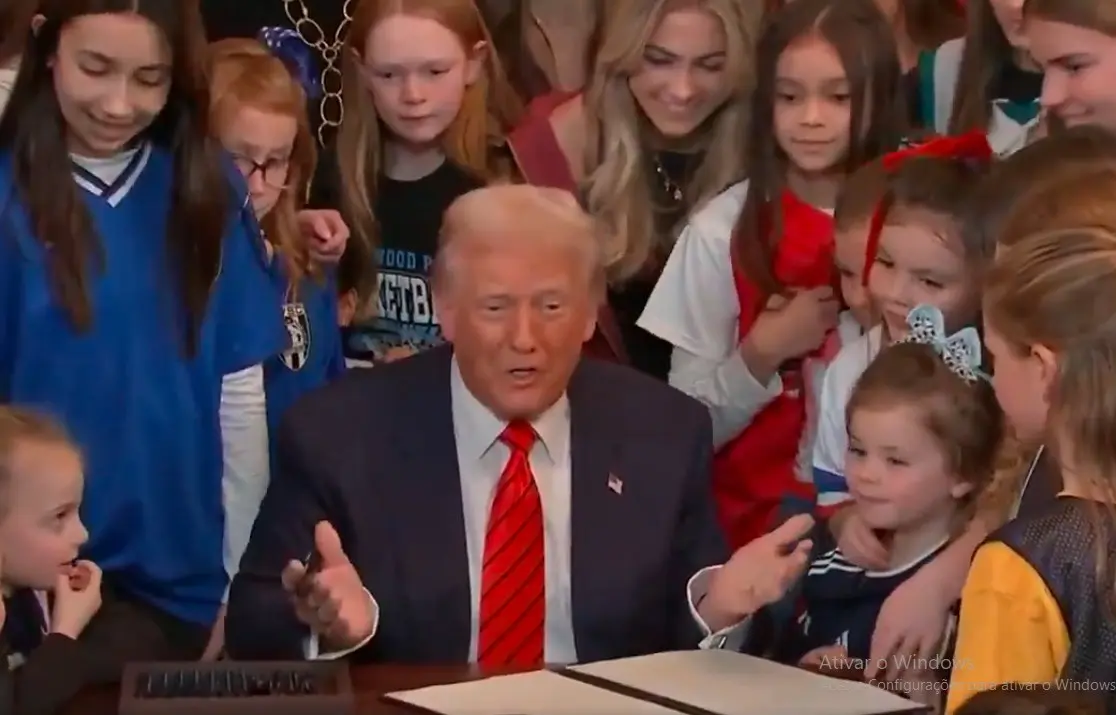 Trump durante a assinatura do decreto: decisão interna com fins de repercussão global no esporte feminino | Foto: Reprodução/Twitter/X