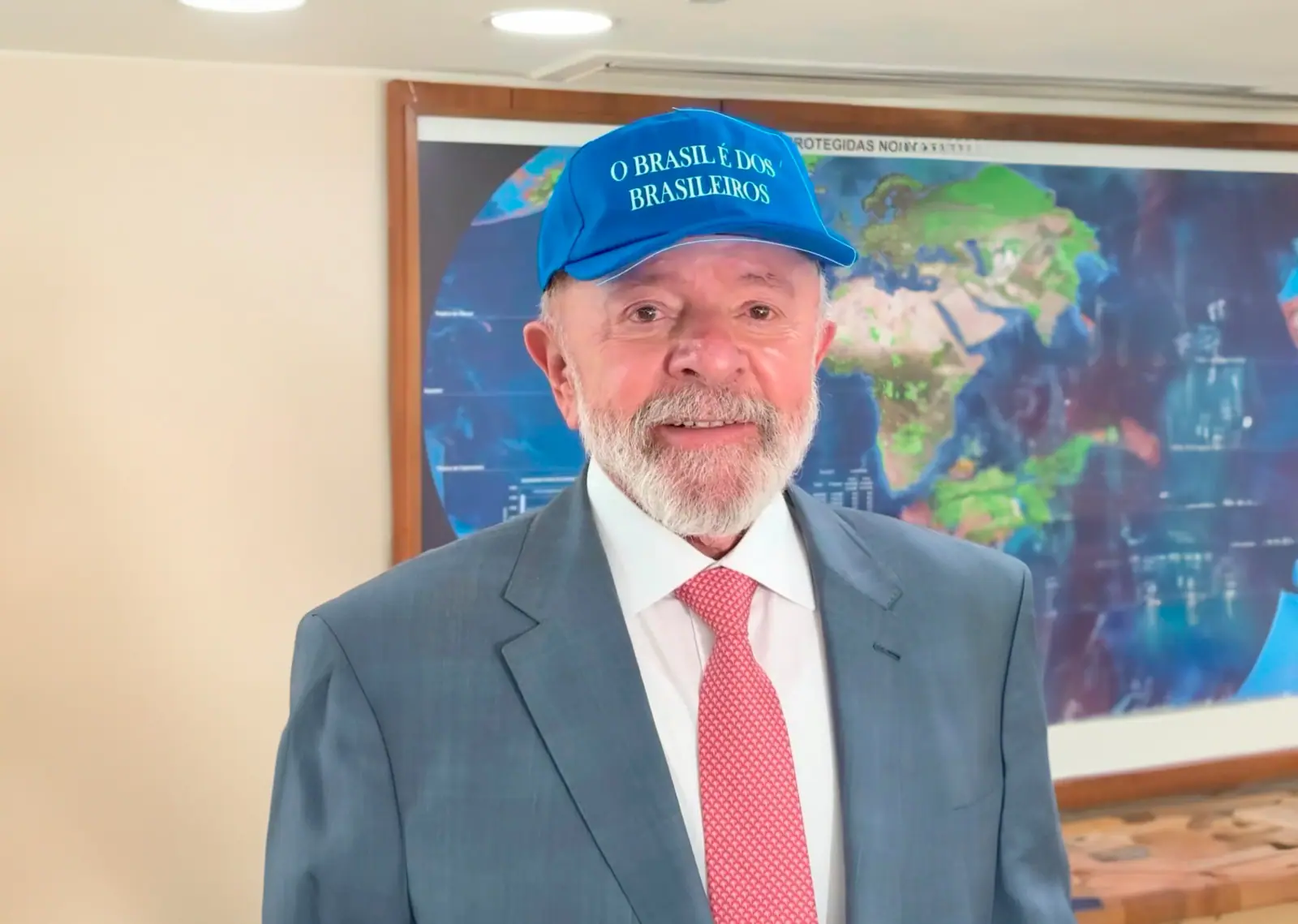 Lula publica vídeo com boné