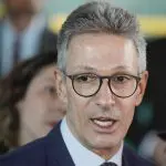 Apesar de se esquivar do assunto, Zema defendeu a candidatura de Bolsonaro caso ele seja elegível em 2026 | Foto: Rafa Neddermeyer/ Agência Brasil