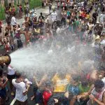 Bombeiros jogam água em foliões durante Carnaval