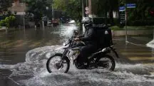 Vista de ponto de alagamento na Avenida Ibirapuera, altura do cruzamento com a Avenida Jamaris, ao lado da Estação Moema do Metrô (Linha 5-Lilás), na zona sul de São Paulo, em14 de fevereiro de 2025