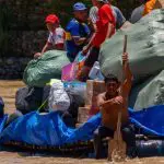 Geladeiras nas costas e barcos de carcaça de caminhão: como é o contrabando entre Bolívia e Argentina