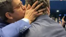 beijo Randolfe em Alcolumbre