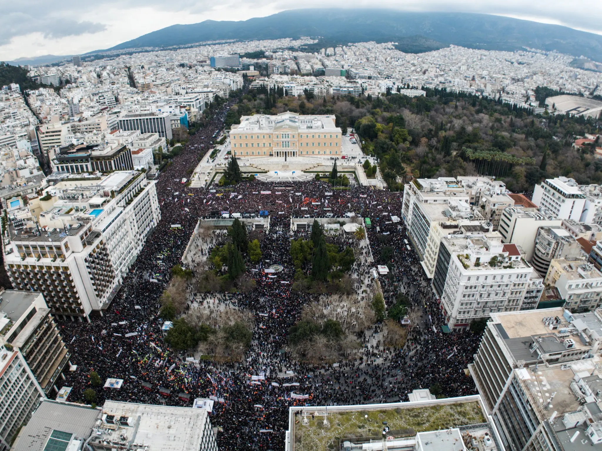 Manifestantes se reuniram nas proximidades do parlamento da Grécia | Foto: Reprodução/Redes sociais