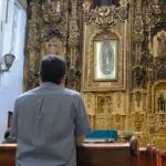 Cristão reza no Convento de São Francisco, Cidade do México | Foto: ProtoplasmaKid/Creative Commons