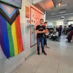 Atrás do mural, havia uma bandeira usada para representar o grupo LGBT+ | Foto: Tauany Cattan/Revista Oeste