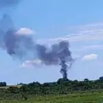 fumaça queda de avião em quadra