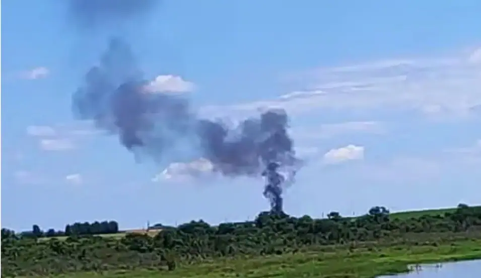 fumaça queda de avião em quadra
