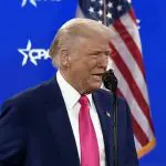 Donald Trump discursa durante o CPAC 2025 | Foto: YouTube/Divulgação