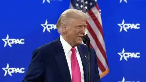Donald Trump discursa durante o CPAC 2025 | Foto: YouTube/Divulgação