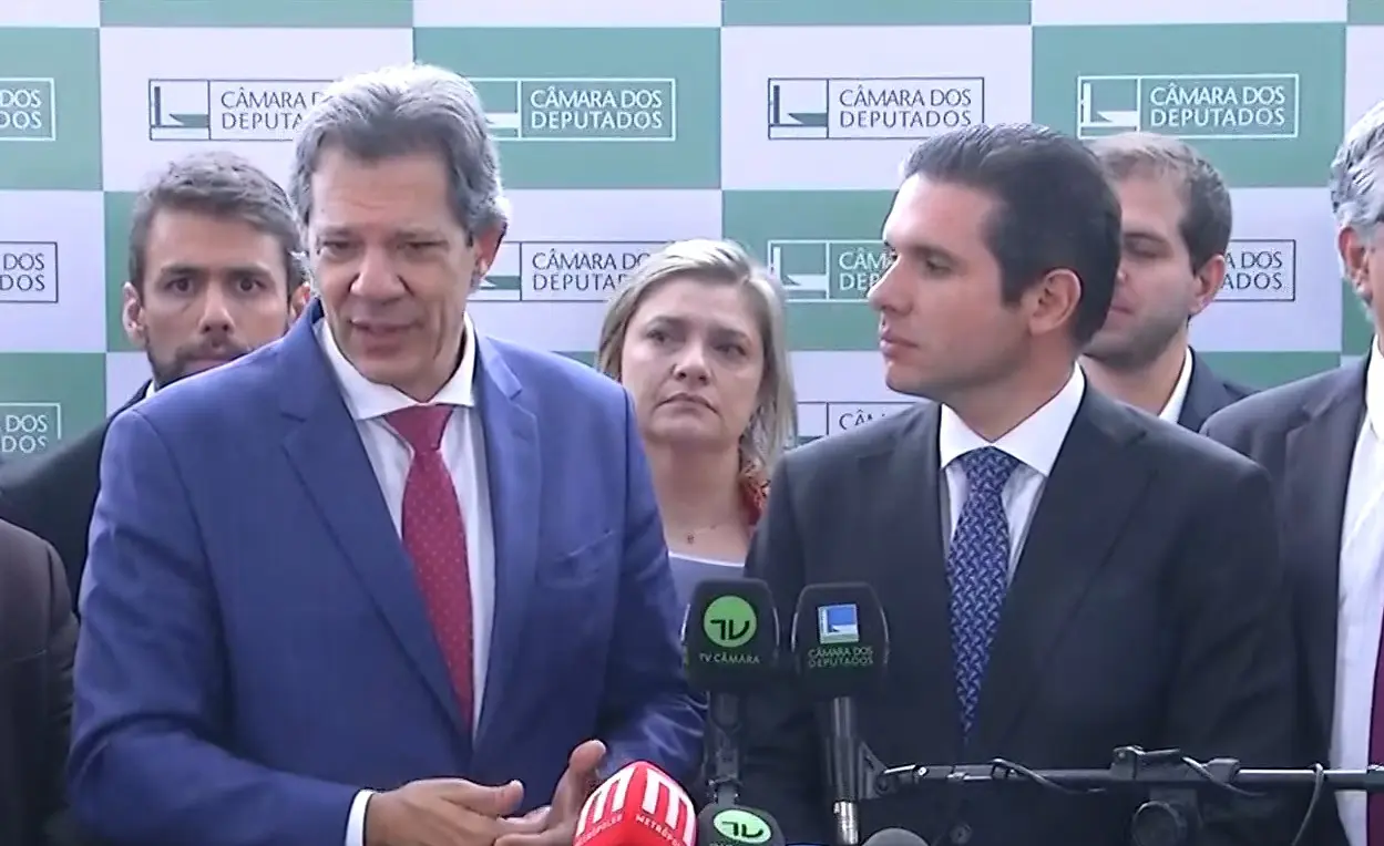 O ministro da Fazenda, Fernando Haddad, e o presidente da Câmara dos Deputados, Hugo Motta, deram entrevista coletiva depois de encontro no Congresso | Foto: Reprodução/TV Câmara