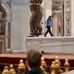 Homem foi detido depois de derrubar itens no Vaticano | Foto: Reprodução/X