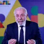 O presidente Luiz Inácio Lula da Silva durante entrevista usando gravata da Louis Vuitton