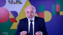 O presidente Luiz Inácio Lula da Silva durante entrevista usando gravata da Louis Vuitton