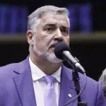 Segundo Pimenta, a presença do ex-presidente na embaixada levanta suspeitas sobre suas intenções de buscar refúgio diplomático | Foto: Mario Agra/Câmara dos Deputados