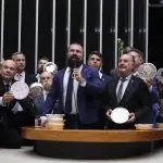 Parlamentares protestam na Tribuna da Câmara sobre denúncia de fraude no programa de quentinhas do Executivo
