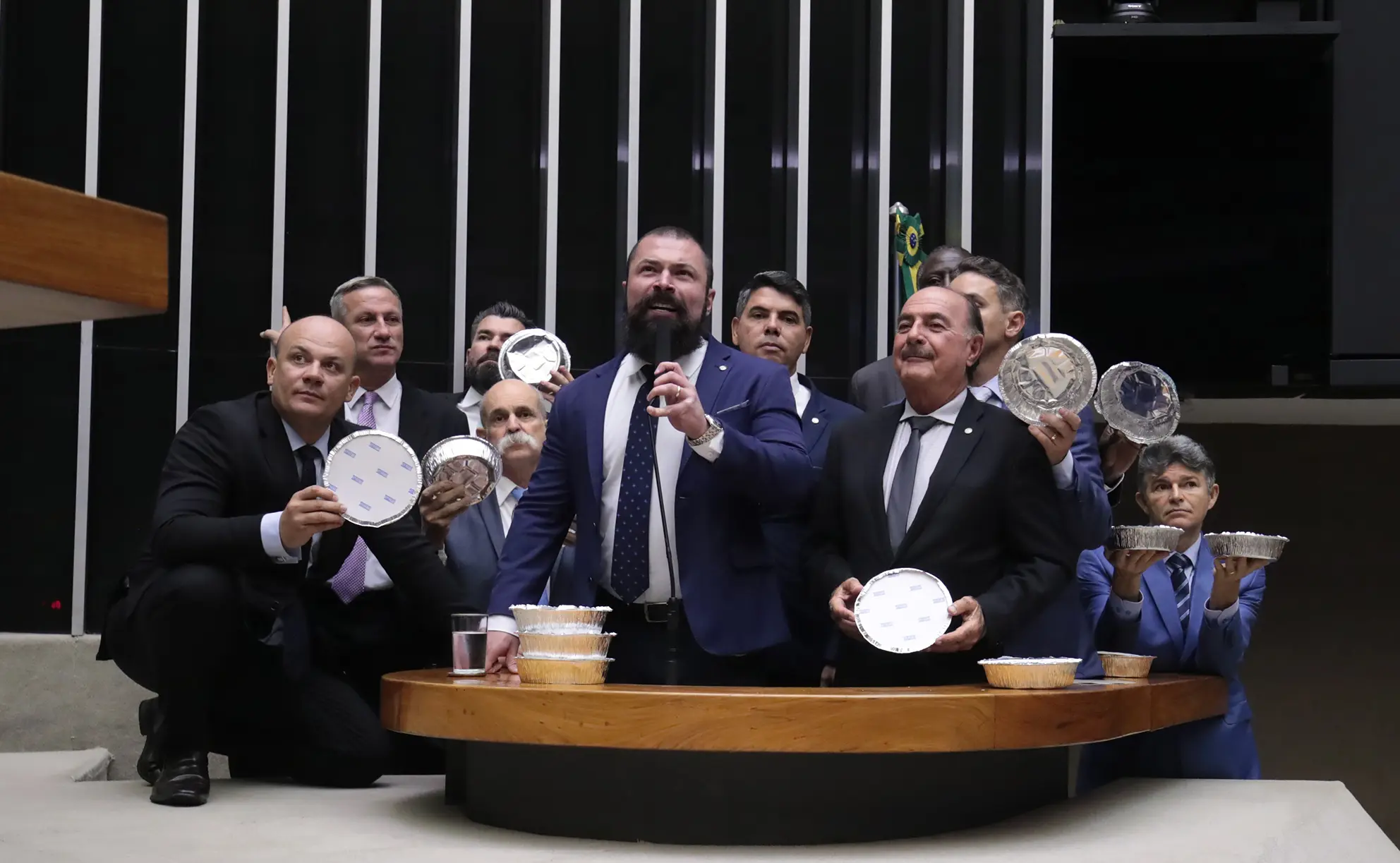Parlamentares protestam na Tribuna da Câmara sobre denúncia de fraude no programa de quentinhas do Executivo