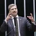 “Lula só agrava a situação, com mais e mais queimadas na Amazônia enquanto a fake news do Greenpeace e do PT come solta”, analisou Van Hattem | Foto: Câmara dos Deputados/Vinicius Loures